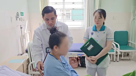 Nội soi lấy khối u trung thất khổng lồ chèn ép tim phổi