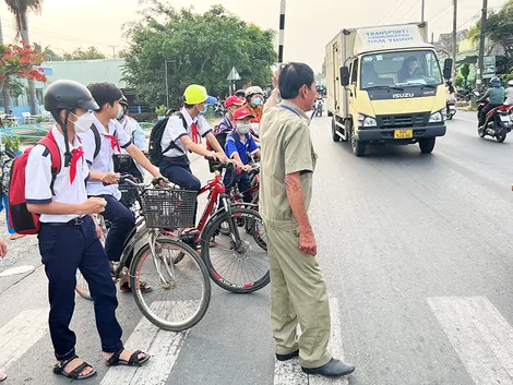 Kiện toàn lực lượng tham gia giữ gìn an ninh trật tự ở cơ sở
