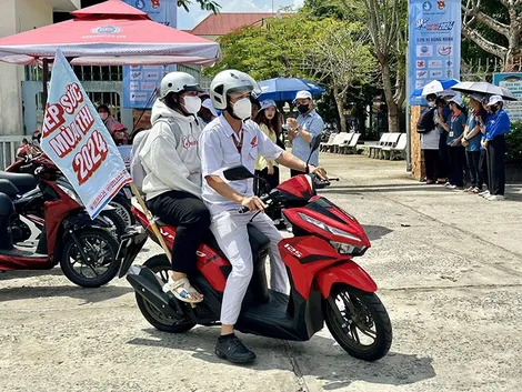Công ty TNHH Hồng Đức tiếp sức mùa thi