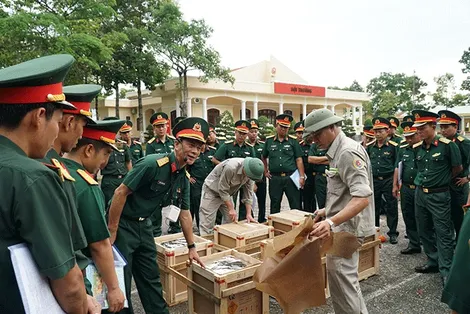 Bộ Chỉ huy Quân sự TP Cần Thơ thực hành bắn pháo hoa nổ tại Phi trường 31