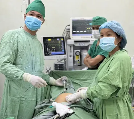 Cắt u buồng trứng cho thai phụ, cứu thai nhi
