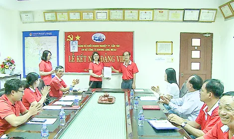 Kết nạp 79 đảng viên trong các doanh nghiệp