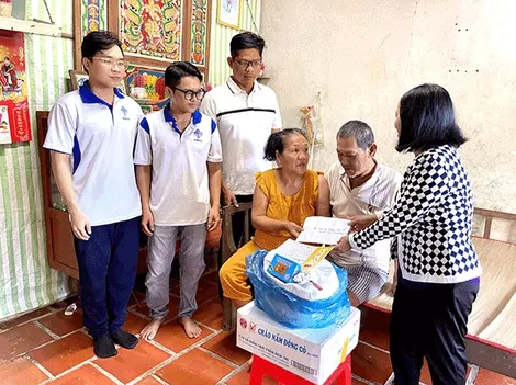 Trao tiền từ thiện