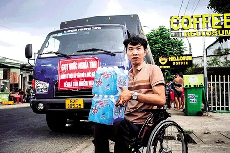 Làm từ thiện trên chiếc xe lăn