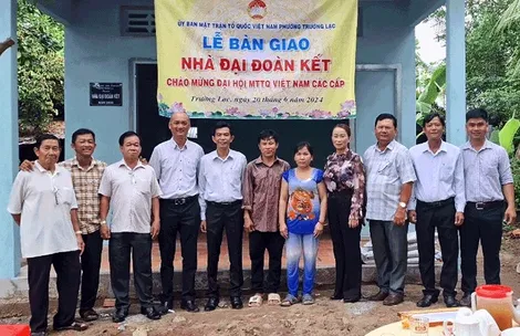 Bàn giao nhà Ðại đoàn kết
