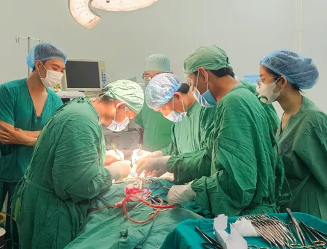 Cuốc đất trúng viên đạn, một nông dân ở Trà Vinh suýt mất mạng