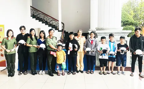 Phụ nữ Công an TP Cần Thơ góp phần đảm bảo an toàn giao thông