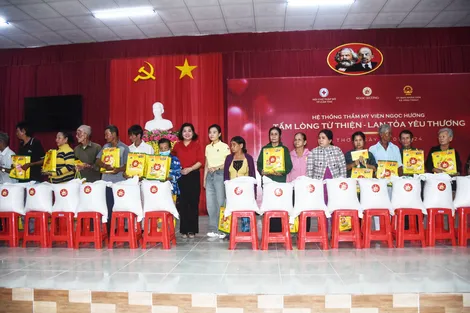 400 người nghèo, khó khăn, trẻ em khuyết tật, người già neo đơn ở huyện Vĩnh Thạnh và Cờ Đỏ được hỗ trợ quà
