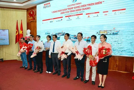 Chương trình Cùng ngư dân thắp sáng đèn trên biển đến với tỉnh Kiên Giang