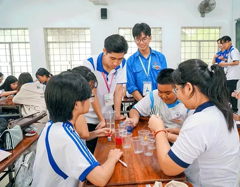 Dạy ngoại ngữ miễn phí cho 110 học sinh