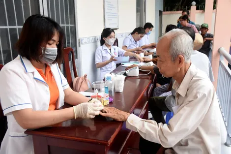 Khám bệnh, tặng quà cho 200 người có công 
với cách mạng và gia đình chính sách 