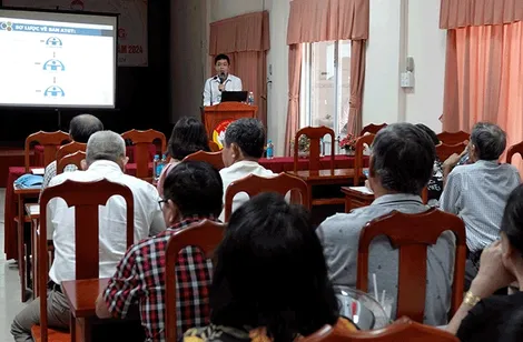 Cán bộ Mặt trận tham gia đảm bảo an toàn giao thông