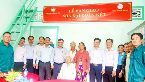 Bàn giao nhà Đại đoàn kết