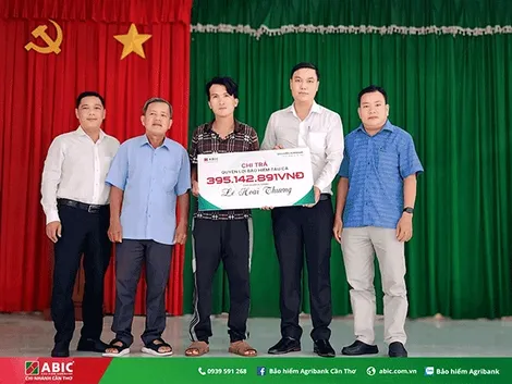 Bảo hiểm Agribank Cần Thơ chi trả "Bảo hiểm tàu cá - quý giá khi ra khơi" cho ngư dân tỉnh Sóc Trăng