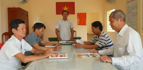 Bí thư chi bộ gương mẫu, tận tụy