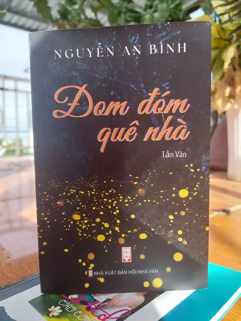 Đọc “Đom đóm quê nhà” Văn mà cũng rất thơ