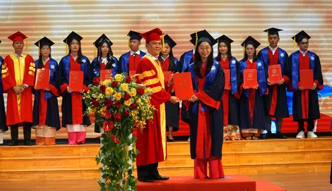 Trường Đại học Y Dược Cần Thơ trao bằng tốt nghiệp cho 1.565 tân khoa