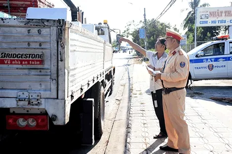 Thực hiện cao điểm kiểm tra và xử lý người điều khiển phương tiện giao thông vi phạm quy định nồng độ cồn, chở quá khổ, quá tải