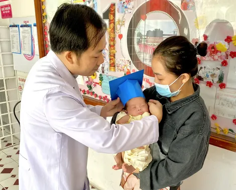 Gần 2 tháng kiên trì chữa trị cho bé sơ sinh bị tràn dịch màng phổi hiếm gặp