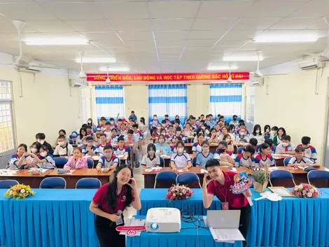 Tổ chức 1.672 đội hình thanh niên tình nguyện ôn tập tiếng Anh 
cho học sinh