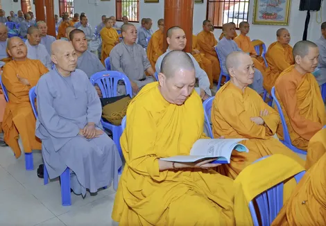 Phổ biến kiến thức về an toàn giao thông đến tăng, ni Phật giáo