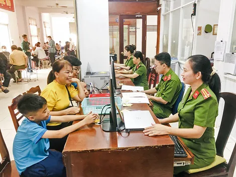 Nêu cao tinh thần vì nhân dân phục vụ