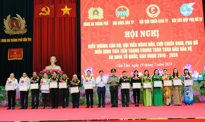 Biểu dương điển hình tiên tiến trong phong trào toàn dân bảo vệ an ninh Tổ quốc