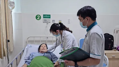 Biến chứng cột sống nặng liên quan uống thuốc giảm đau kéo dài