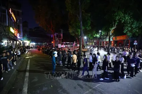 Dòng người như vô tận tưởng nhớ về nhà lãnh đạo trọn đời vì nước, vì dân