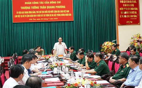 Phó Chủ tịch Quốc hội làm việc tại Bộ Tư lệnh Quân khu 9
