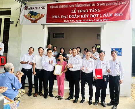Agribank Chi nhánh TP Cần Thơ trao tặng nhà đại đoàn kết tại phường Tân Lộc, quận Thốt Nốt