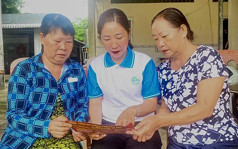 Phụ nữ Cờ Đỏ tuyên truyền bảo đảm trật tự an toàn giao thông