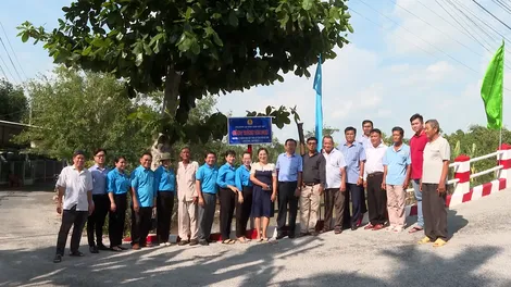 Gắn biển công trình thi đua