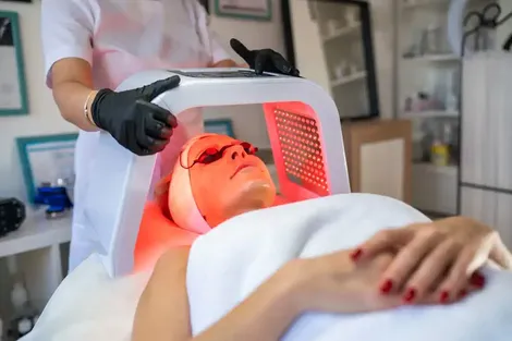 Sử dụng liệu pháp ánh sáng đỏ có an toàn?
