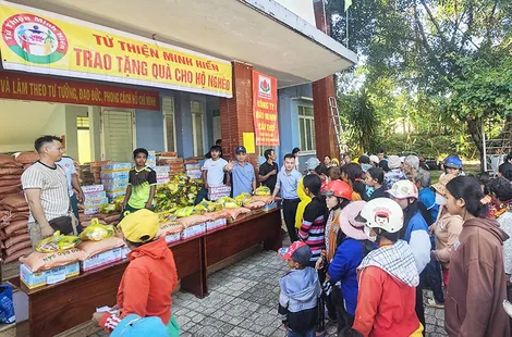 Đoàn Từ thiện Minh Hiền trao tặng trên 160 suất quà cho hộ gia đình và học sinh nghèo