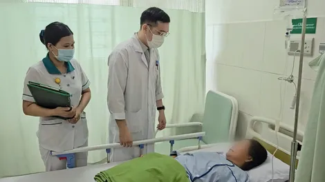 Ca mổ 2 trong 1 điều trị bệnh nhân có sỏi đóng khuôn, lấp đầy ống mật chủ và túi mật