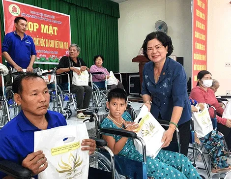 Họp mặt, tặng quà nạn nhân chất độc da cam