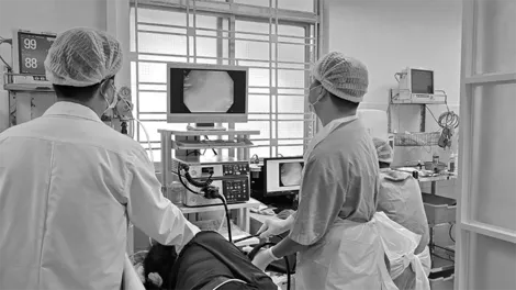 Sơ ý nuốt luôn viên thuốc còn nguyên vỏ, phải nội soi gắp ra