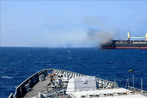 Houthi tấn công tàu chiến Mỹ ở Vịnh Aden