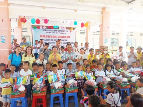 CLB Nụ cười Cần Thơ tặng quà cho học sinh có hoàn cảnh khó khăn ở Sóc Trăng