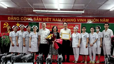 Trao 20 xe lăn tặng Bệnh viện Ða khoa Trung ương Cần Thơ