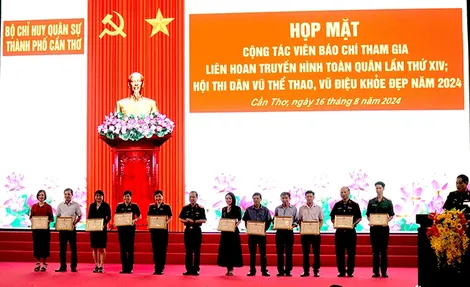 Khen thưởng 19 tập thể, cá nhân đạt thành tích cao trong các liên hoan, hội thi