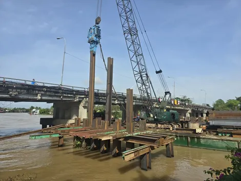 Đẩy nhanh tiến độ giải phóng mặt bằng, thi công các cầu thuộc Dự án nâng cao tĩnh không các cầu đường bộ cắt qua tuyến đường thủy nội địa Quốc gia