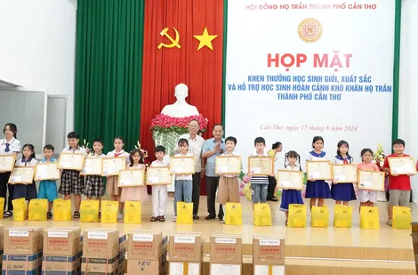 Hội đồng Họ Trần TP Cần Thơ khen thưởng học sinh
xuất sắc, giỏi và hỗ trợ học sinh có hoàn cảnh khó khăn