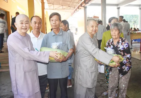Chùa Phước An tặng quà cho hộ nghèo, cận nghèo, người khó khăn