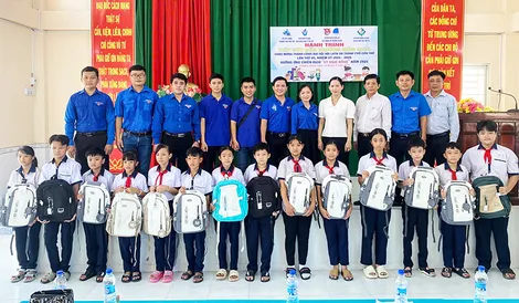 Hành trình “Tiếp sức đến trường” đến với học sinh có hoàn cảnh khó khăn ở huyện Phong Điền và Thới Lai