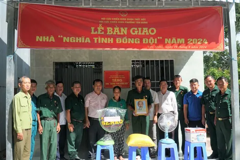 Bàn giao Nhà nghĩa tình đồng đội cho 2 cựu chiến binh có hoàn cảnh khó khăn