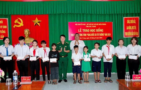 Sóc Trăng: Trao 200 suất học bổng cho học sinh nghèo khu vực biên giới biển
