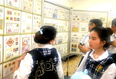 Trưng bày 20 khung tem với chủ đề “Mùa tựu trường”