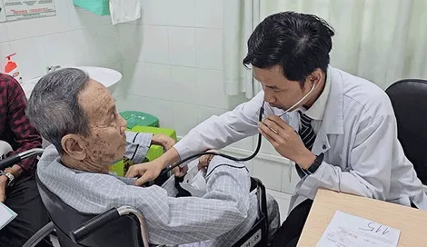 Kỳ tích cứu sống cụ ông 87 tuổi bị ho ra máu sét đánh